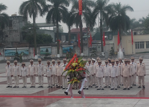 Ban Giám đốc Học viện và đại diện lãnh đạo các đơn vị trong Học viện dâng hương tại Tượng đài Hồ Chí Minh